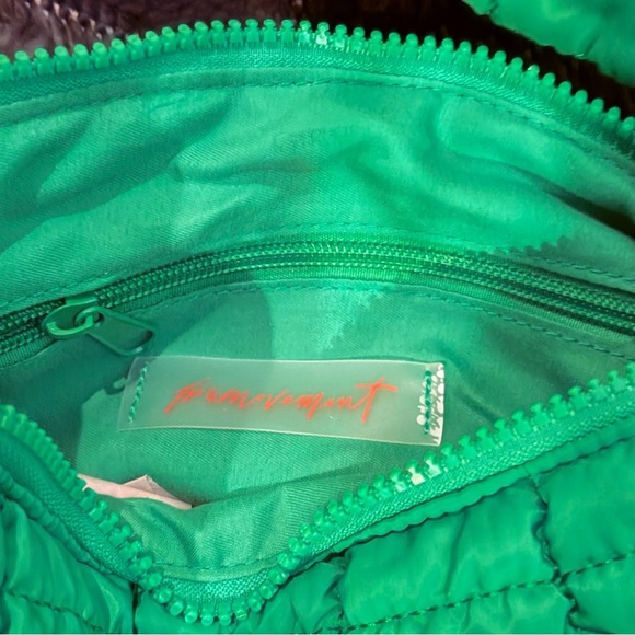 NWT Free People x FP Movement Quilted Baby Carryall Crossbody Bag in Kelly Green - Picture 9 of 12